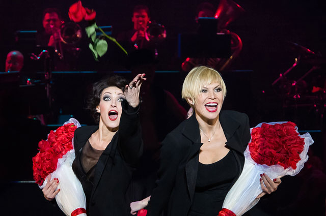 Актрисы Лика Рулла (справа) и Анастасия Макеева во время премьеры мюзикла Чикаго 