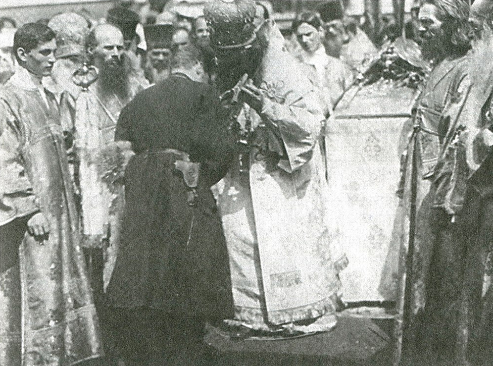 Генерал А. Шкуро, прибывший в Харьков, прикладывается к кресту, лето 1919 года.