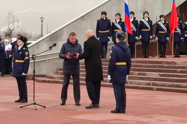 Губернатор Волгоградской области передаёт капсулу с землёй губернатору Кузбасса.