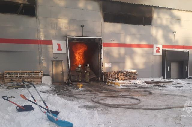 На территории аэропорта «Кольцово» загорелся строительный ангар