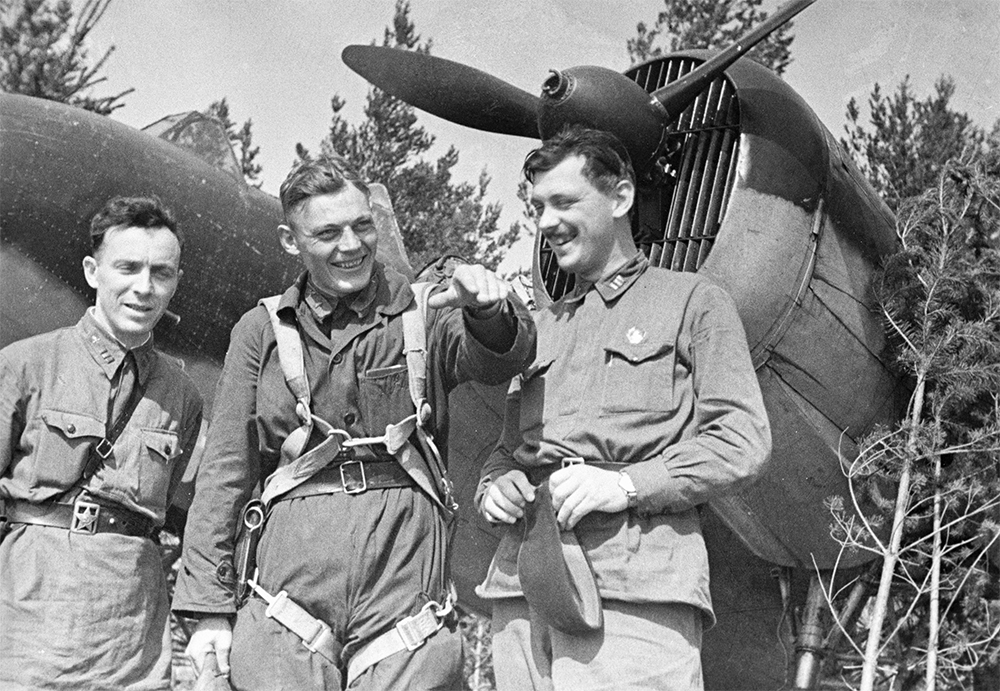 Писатель Сергей Михалков (справа) беседует с Героем Советского Союза летчиком Василием Погореловым (в центре). 1942 г.