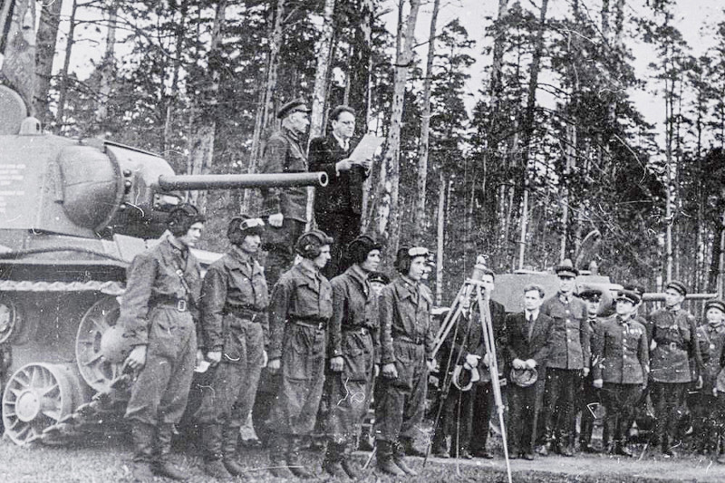 Самуил Маршак на танке «Беспощадный». Справа от танка стоят С.В. Михалков и художники Кукрыниксы. 1942 г.