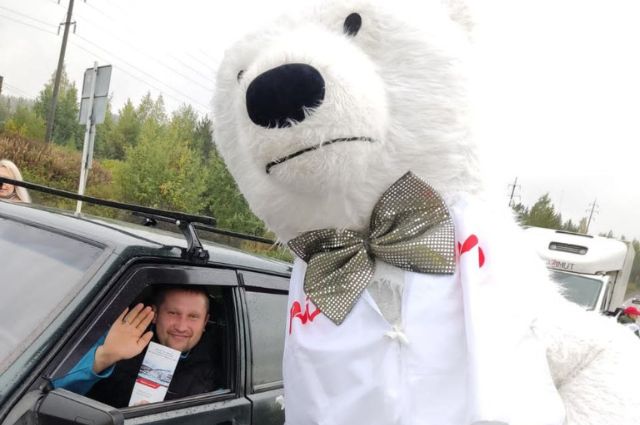 Работники СвЖД и белый медведь учили водителей правилам переезда жд путей