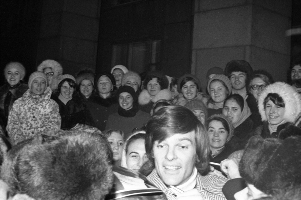 Американский певец, киноактёр Дин Рид в Москве. Дин Рид раздает автографы поклонникам. 1975 г.