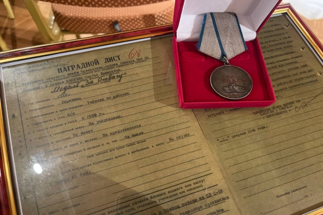 Найденную в Таллине медаль «За отвагу» Сергей Ефимович получил за участие в боевом походе на подводной лодке С-55 в качестве кока в октябре 1943 года