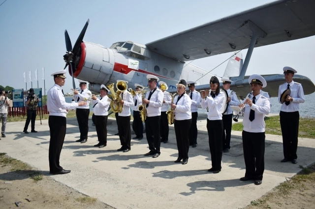 Концерт прошёл с участием фольклорного ансамбля, военного оркестра. 