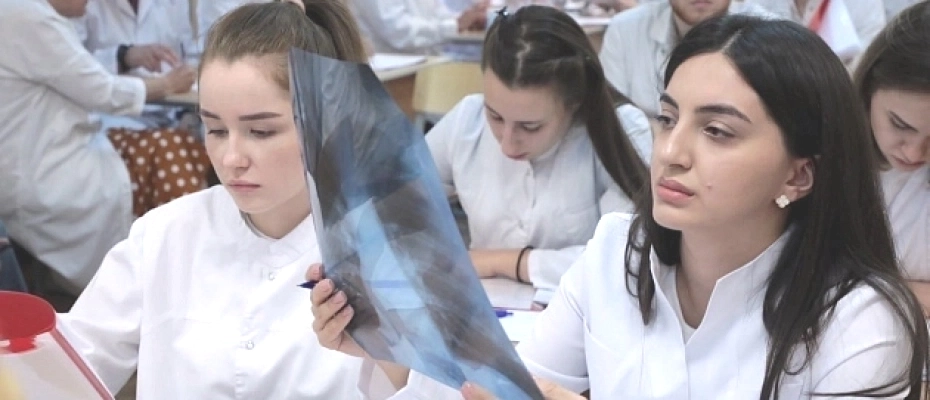 Чиновница обещала женщинам помощь с поступлением их детей.