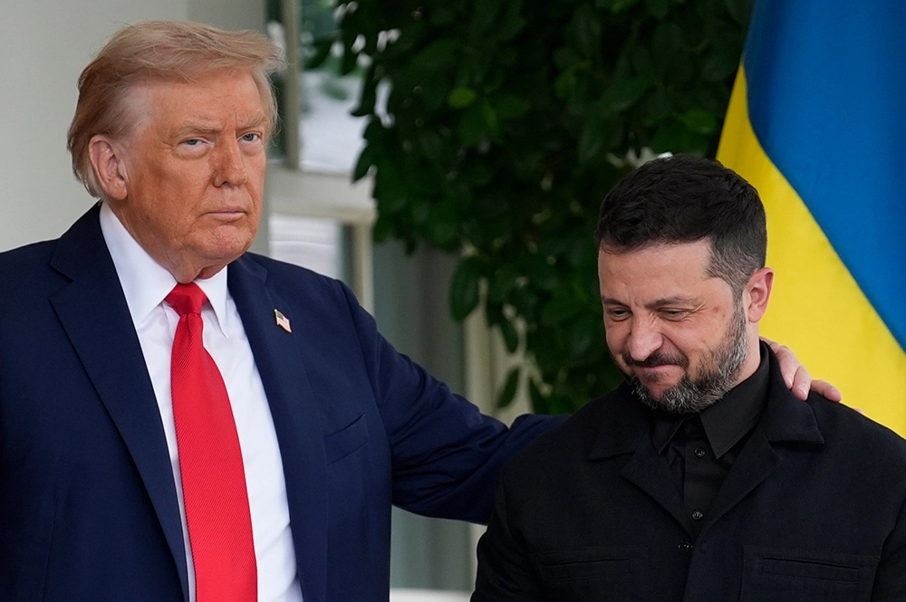 Трамп на лужайке Белого дома встречает только что приехавшего на встречу Зеленского.