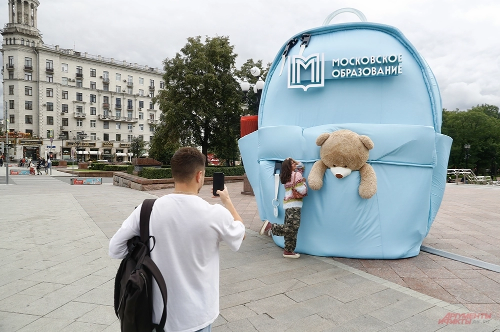 В Москве появился гигантский рюкзак ко Дню знаний: красочный арт-объект поражает воображение