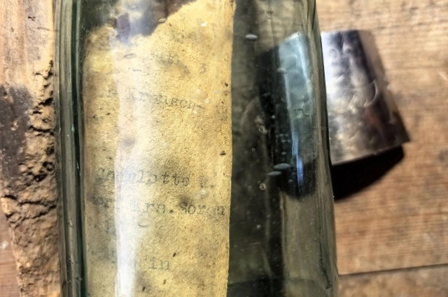 Немецкая бутылка 0,75 литра с запиской внутри была обнаружена во время земляных работ в Себежском районе.