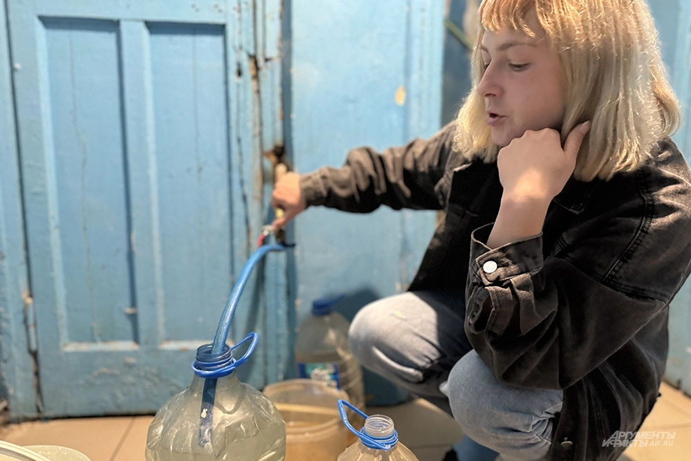 Юлия набирает воду.