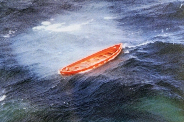 Пустая спасательная шлюпка парома «Эстония» в открытом море