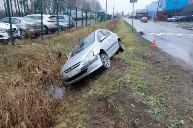 Водитель «Пежо» не справился с управлением, съехал в кювет и опрокинулся.