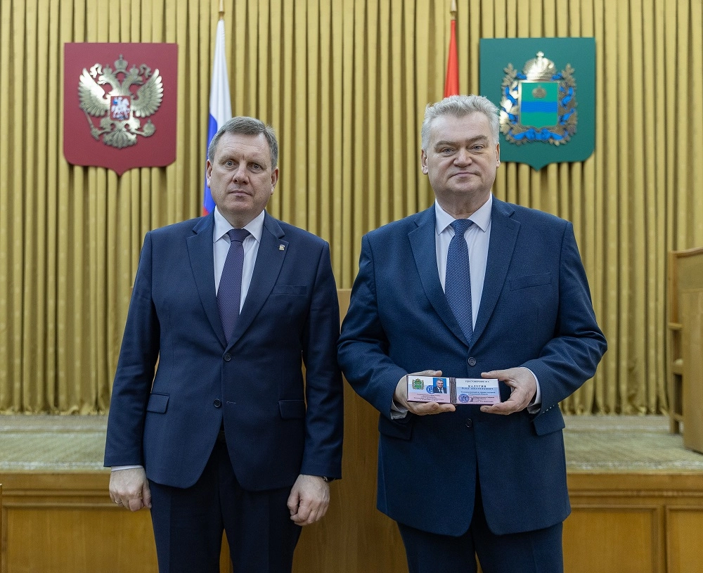 Геннадий Новосельцев поздравил нового омбудсмена с назначением на должность и вручил ему удостоверение.