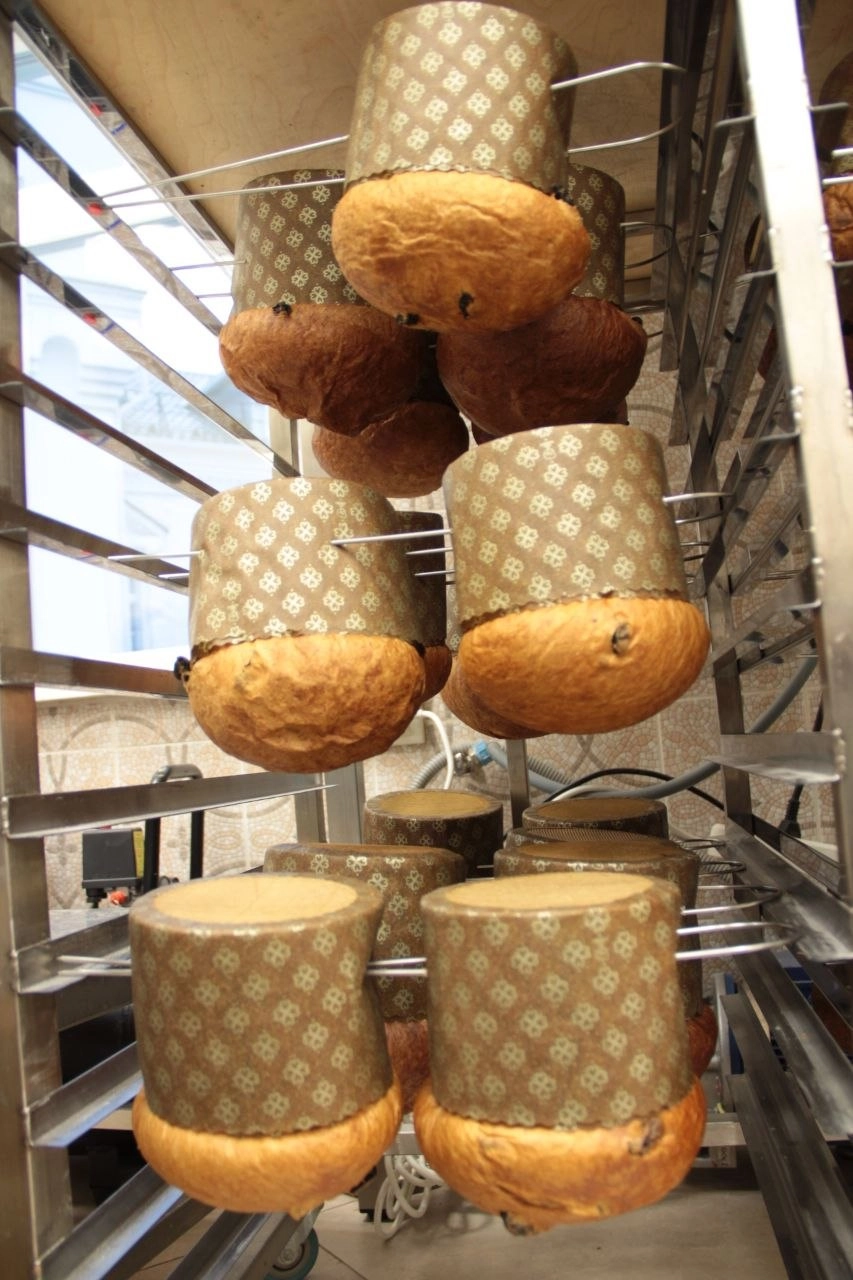 Для сохранения формы куличи остывают вот так.