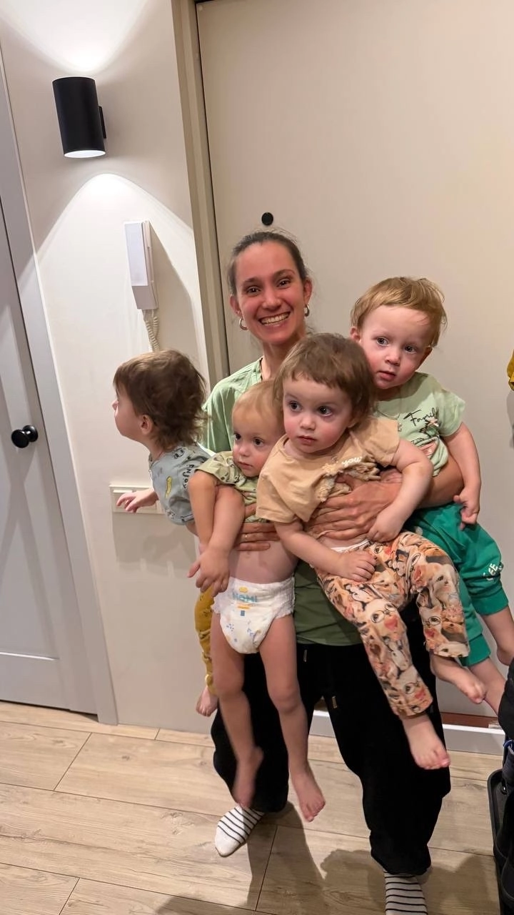 Галина рассказывает о жизни малышей восторженным росиянам.