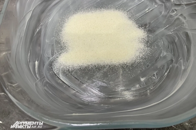 Легче всего насыпать манку в форму и просто распределить её, прокручивая форму в руках.