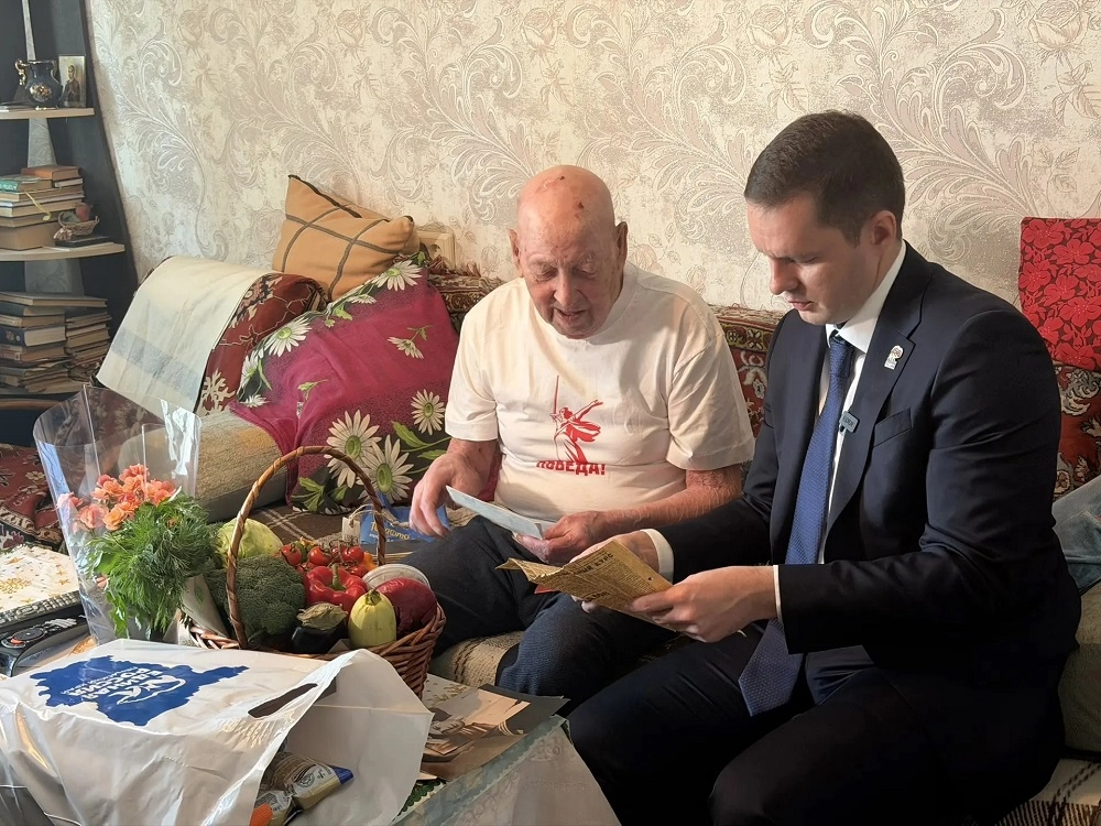 Ветеран Иван Максимович Барбашов и депутат Заксобрания Пермского края Станислав Швецов