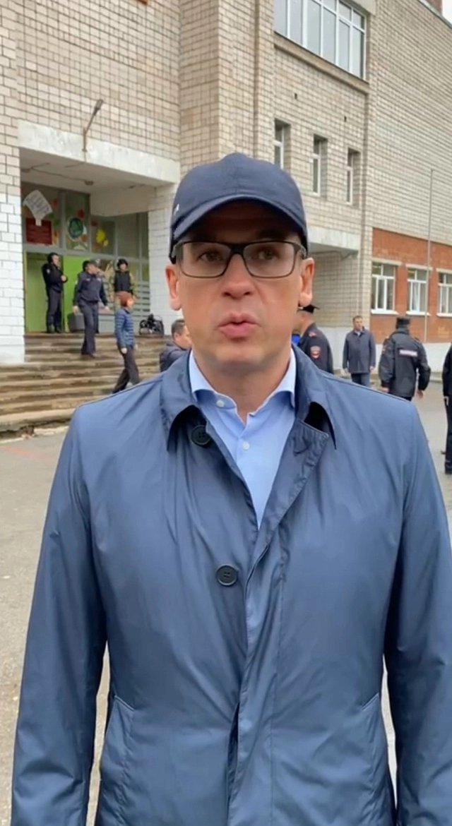 Александр Бречалов возле школы № 88 в Ижевске, где произошла стрельба.