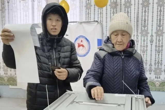 Бабушка и внук на выборах в Якутии