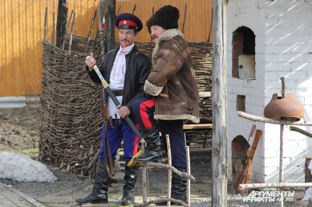 Алексей Куфилов и Виктор Ласков на подворье Музея краеведения Романовской встречают туристов.