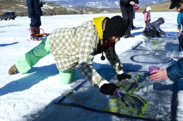 Рыбаки соревновались и в рисовании на льду.