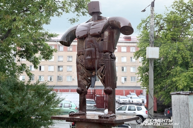 Несколько лет назад такой арт-объект появился в центре Челябинска. Его автор, финский скульптор Камиль Сайфулин, видел в нем собирательный образ рабочего. Но горожане замысел не оценили, и в народе прижились названия Голем и Железный капут.