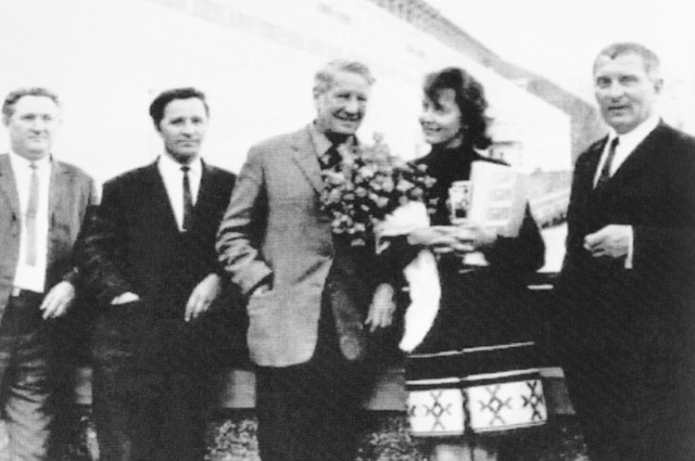 Ким Филби с женой Руфиной (на фото в центре). Фото из архива документов КГБ.
