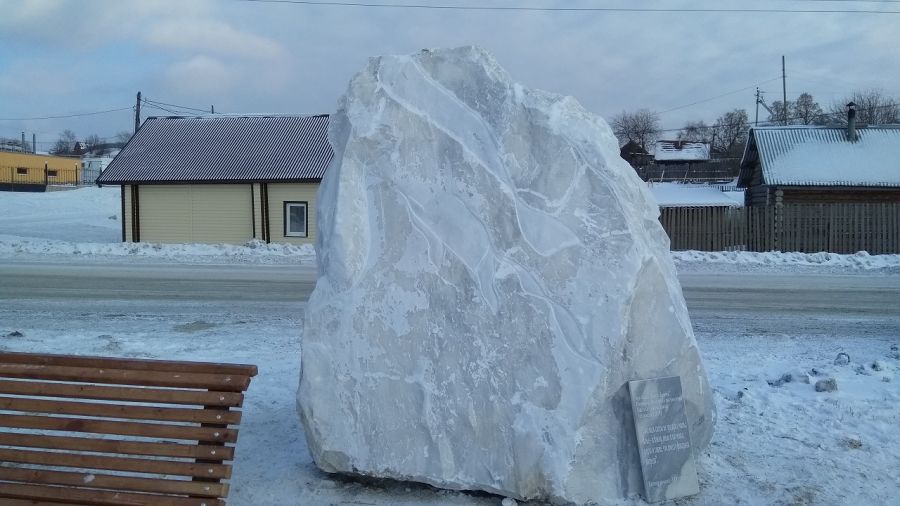 Двухметровый монумент из белого мрамора весит в 15 тонн.