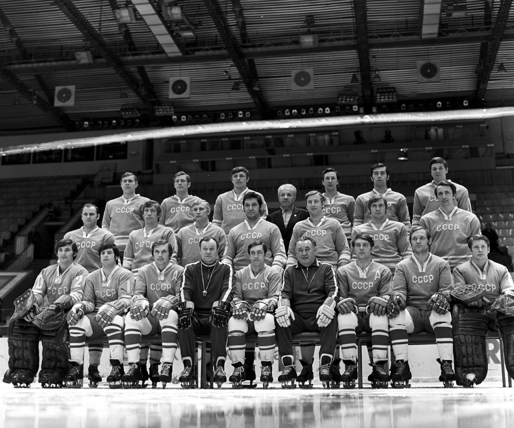 Сборная СССР — победитель чемпионата мира и Европы по хоккею с шайбой. Александр Сидельников — крайний справа в нижнем ряду.