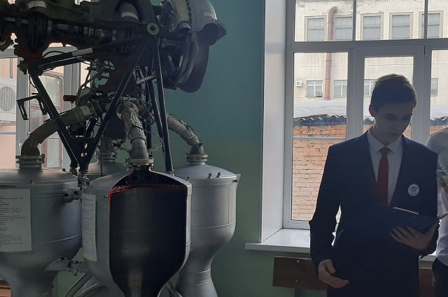 На занятиях ребят учат работать с техникой.