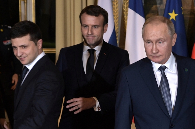 Президент РФ Владимир Путин и президент Франции Эммануэль Макрон и президент Украины Владимир Зеленский (справа налево) во время встречи в 