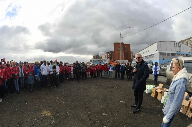 На берег в этот день вышли более 350 сотрудников с 30 предприятий горно-металлургической компании.