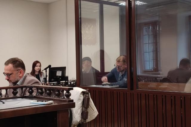 В первый день оглашения приговора Вишневский что-то записывал.