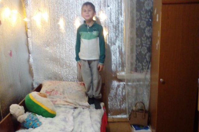 Младший сын Татьяны в купленном за 250 тысяч рублей доме.