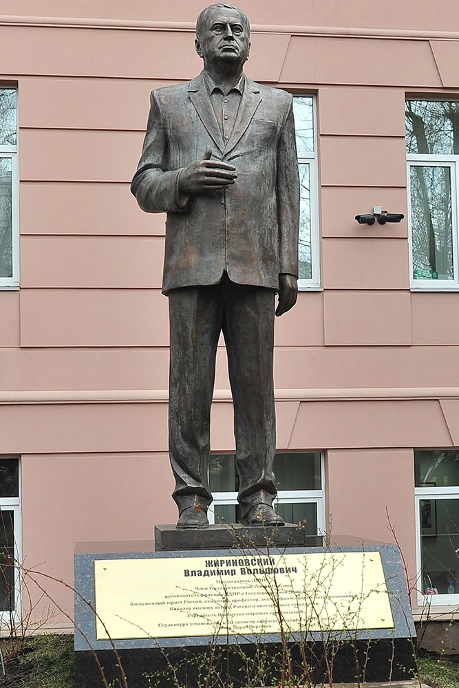 Скульптура Владимира Жириновского.