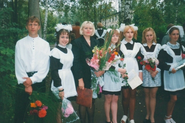 Последний звонок в Арсеньевской школе, начало 2000-х годов.