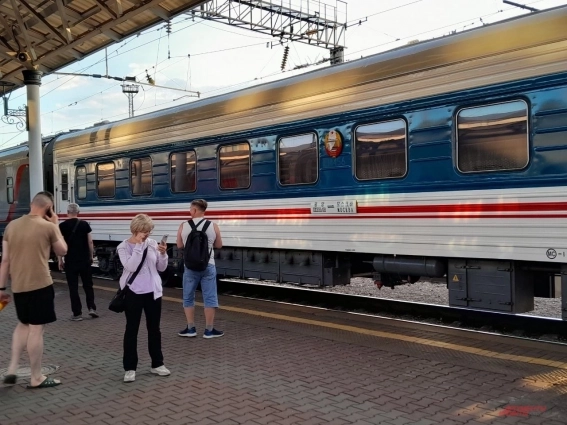 Красноярцы стягивались к необычному вагону.