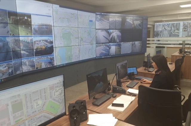 Огромная видеостена показывает места во всех семи районах города.