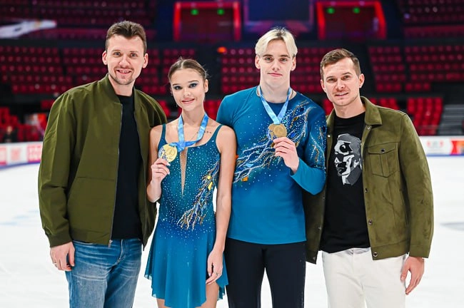 Павел Слюсаренко (слева) и Егор Закроев со своими учениками Екатериной Чикмарёвой — Матвеем Янченковым.