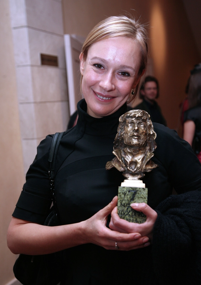 Евгения Дмитриева на церемонии закрытия VII Международного фестиваля кинематографических дебютов «Дух огня» в Ханты-Мансийске получила приз имени Александра Абдулова «За лучшую женскую роль в отечественном дебютном фильме» (фильм «Заза»), 2006 г.