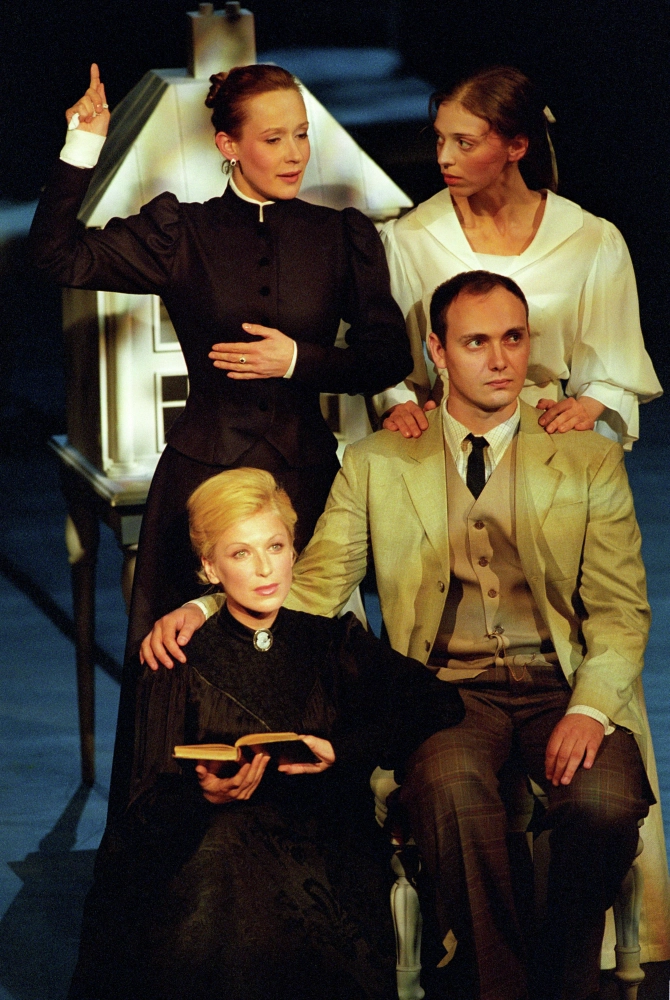 Мировая премьера спектакля режиссера Деклана Доннеллана (Великобритания) по произведению А.П.Чехова (Россия, Франция, Великобритания) «Три сестры» в рамках VI Международного театрального фестиваля им. А.П.Чехова. 2005 г