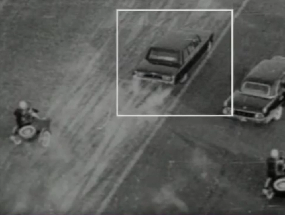 Машина Брежнева, не останавливаясь, проехала мимо.