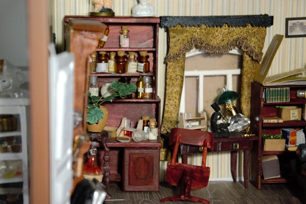 В миниатюрном кабинете учёного каждая колба стоит на своей полке в крошечном шкафу!