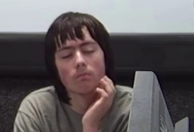 На допросе Тристан, против которого были все улики, отказался давать какие-либо показания.