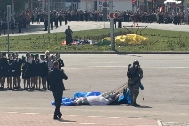 Парашютисты приземлились возле Монумента боевой и трудовой Славы.