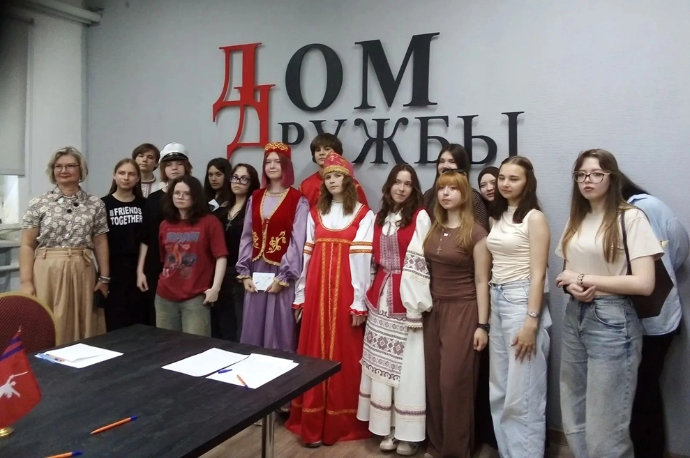 Участники диктанта успели пообщаться и подружиться.
