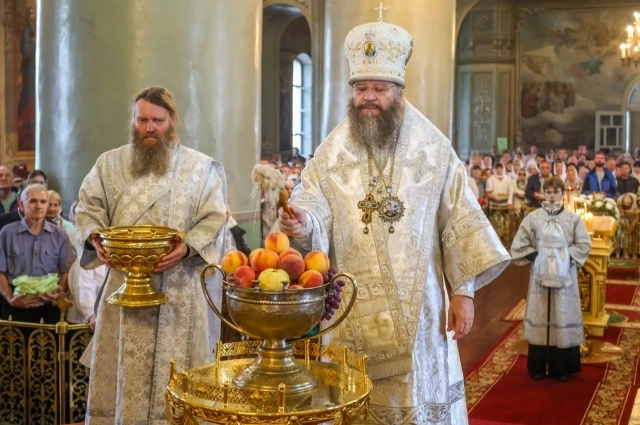 В этот день священники облачаются в белые одежды — этот цвет символизирует «фаворский свет».