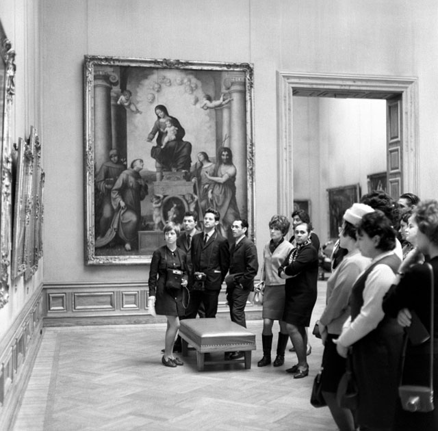 Экскурсанты из Советского Союза в одном из залов Дрезденской картинной галереи. 1969 г
