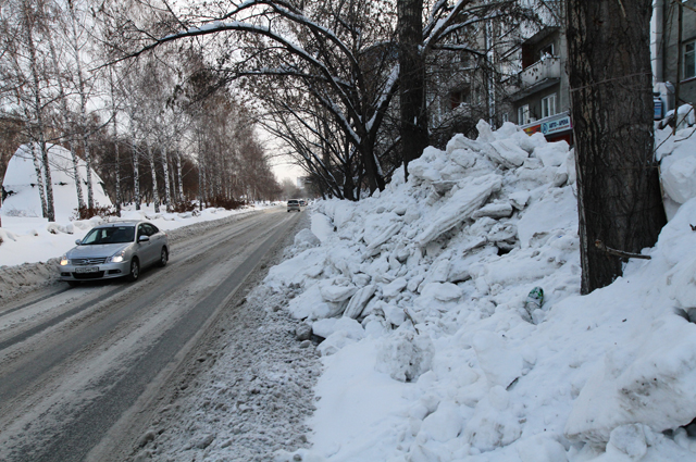 Снег сваливают на обояины, и постепенно дороги сужаются